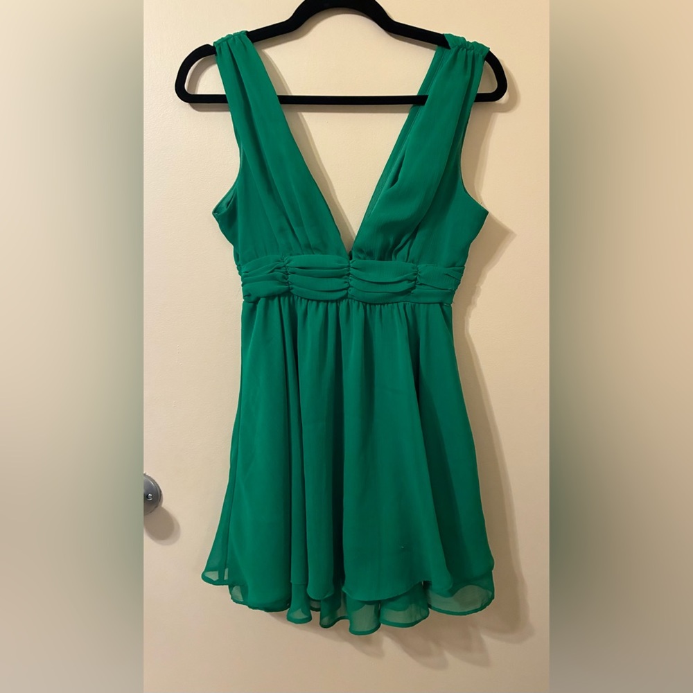 Love Tree Emerald Green V-Neck Empire Waist Mini Dress EUC S Wedding Party Guest